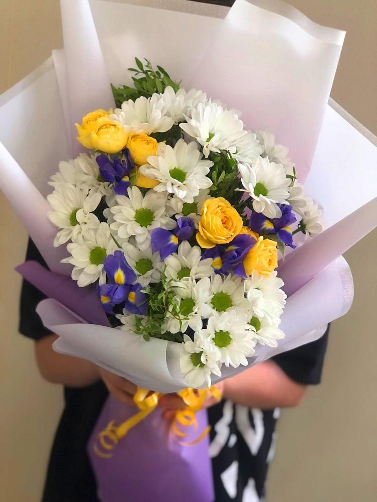 Букет цветов из: Ирисы, Хризантемы и Розы в Стромынь