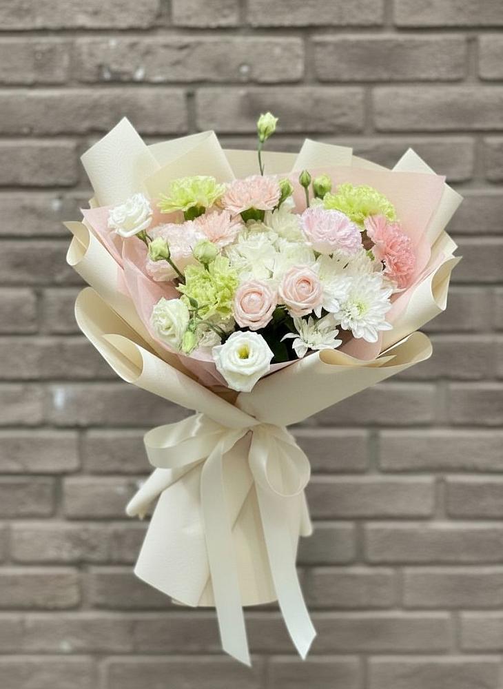 Букет цветов из: Гвоздики, Розы, Лизиантусы и Хризантемы в Стромынь